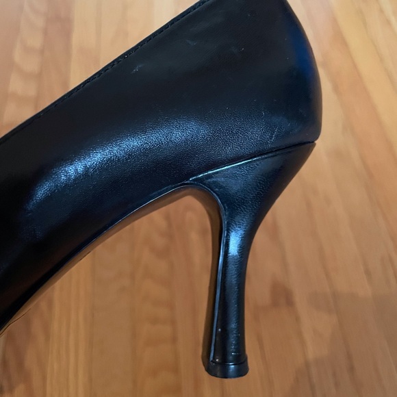 Nine West Size 8 Black leather pumps. - Picture 14 of 14